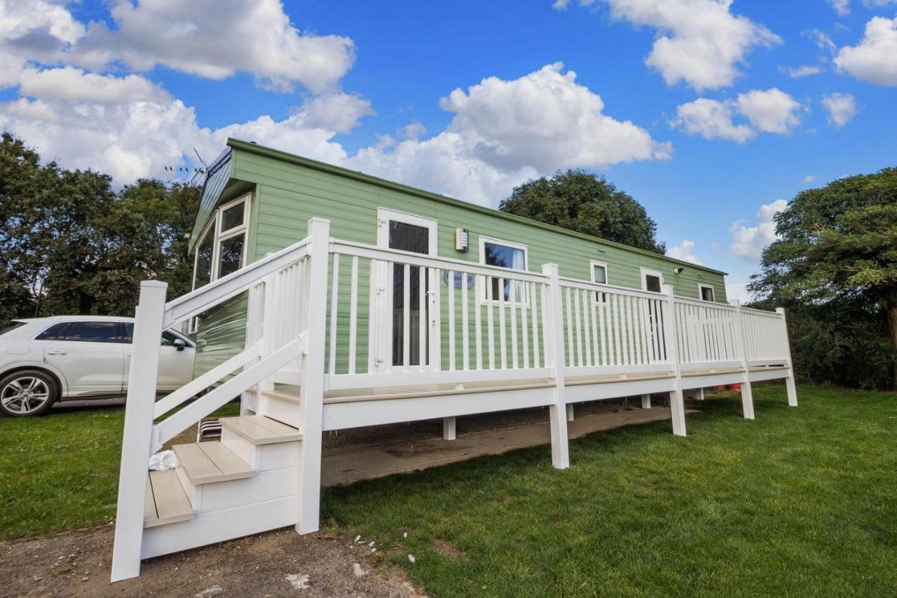 Great 8 Berth Caravan For A Staycation In Clacton-On-Sea Ref 26436E Exterior photo