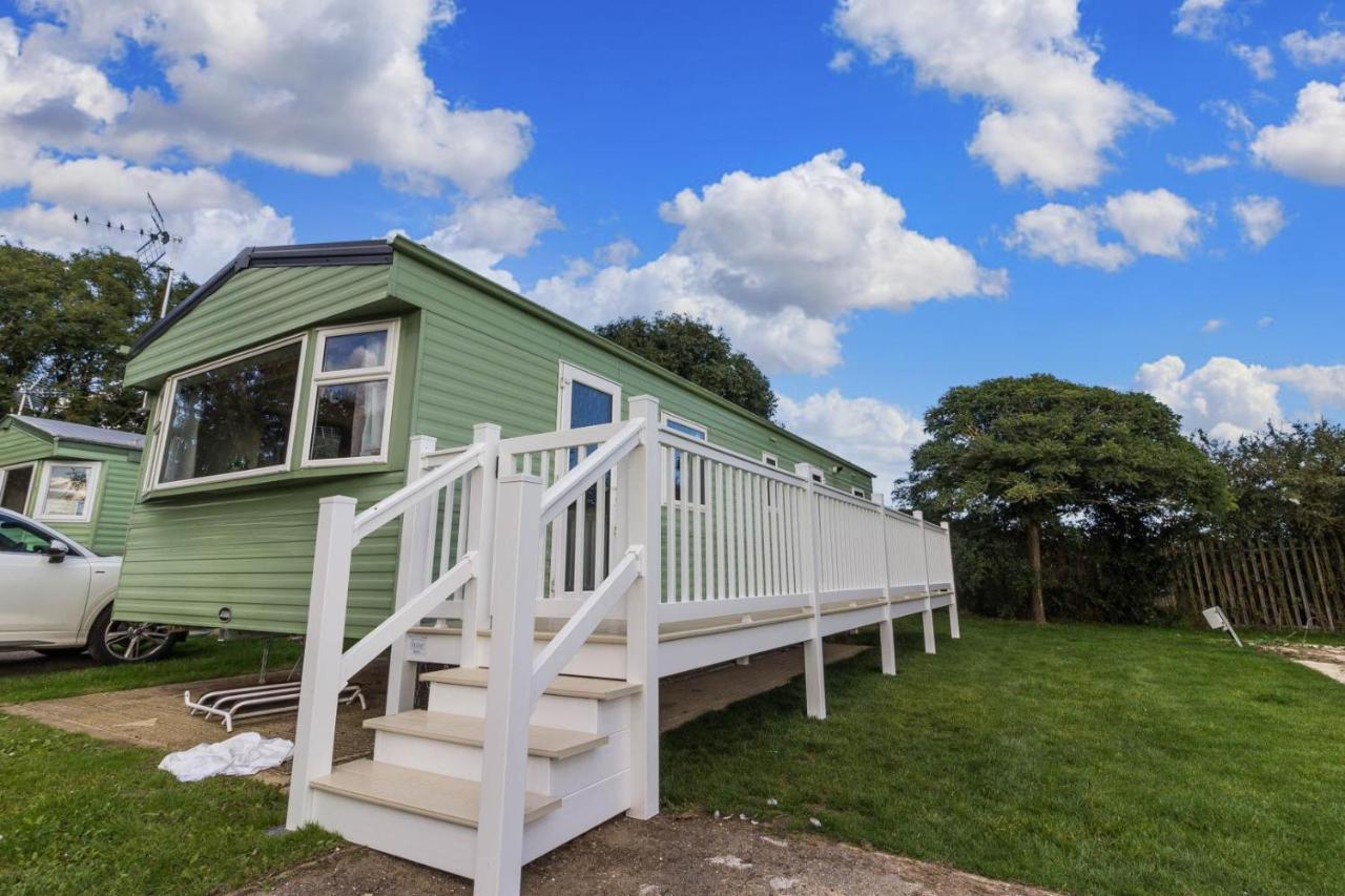 Great 8 Berth Caravan For A Staycation In Clacton-On-Sea Ref 26436E Exterior photo