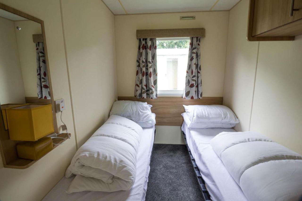 Great 8 Berth Caravan For A Staycation In Clacton-On-Sea Ref 26436E Exterior photo